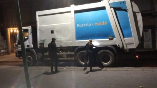 Balearon un camión de basura en Rosario y los recolectores tomaron medidas