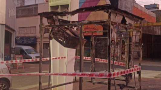 Prendieron fuego una cabina de venta de tarjetas de transporte en pleno centro