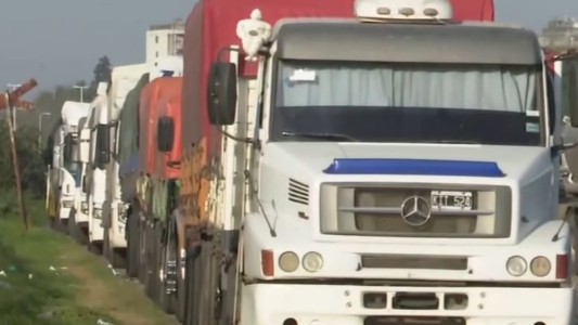 Puerto de Rosario: largas colas de camiones que esperan para poder descargar
