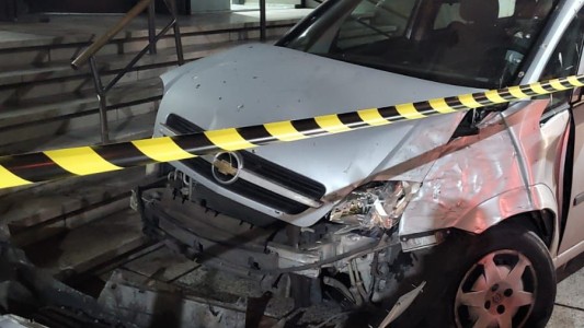 Conductor descontrolado: se incrustó con su vehículo en la escalinata de tribunales