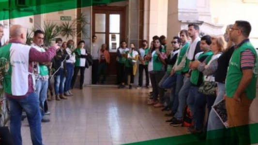 Empleados del Ministerio de Gobierno en estado de asamblea y sin atención al público