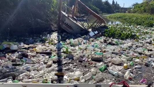 El arroyo Ludueña volvió a amanecer repleto de botellas, residuos y mugre