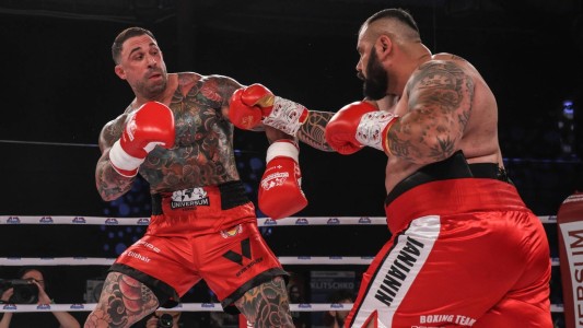 Video: un fisicoculturista se subió al ring ante un boxeador y no duró ni un minuto