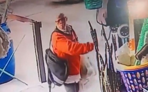Una abuela protagonizó un insólito robo a plena luz del día y quedó filmado