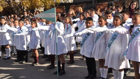 Día de la Bandera: El Presidente toma la promesa de lealtad a la bandera a alumnos