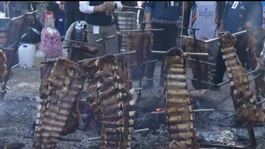Concurso de asado a la estaca y empanadas en el Monumento por el Día de la Bandera