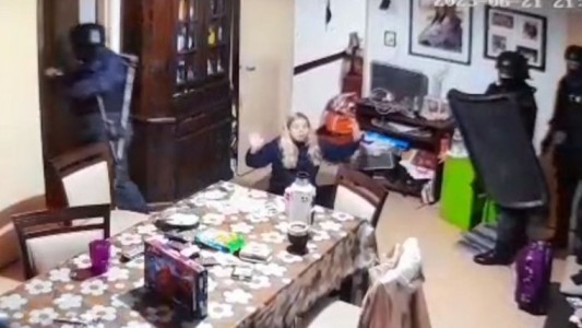 Video: la Policía se equivocó de casa durante un allanamiento y horrorizó a una madre y sus dos hijos