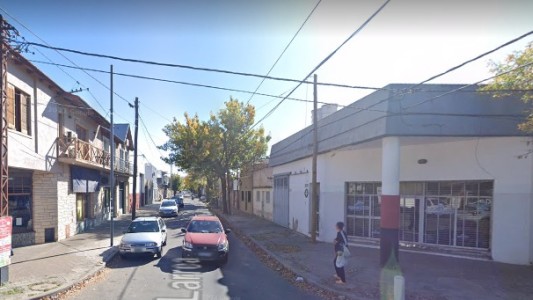 Daños totales y dos autos quemados tras voraz incendio en sodería de barrio Azcuénaga