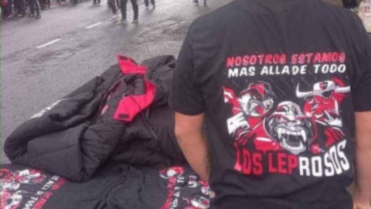 No era solo la bandera: también se vendieron remeras alusivas a “Los Monos” en la despedida de Maxi Rodríguez