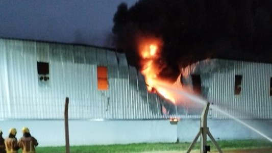 Impresionante incendio de material inflamable en el parque industrial de Roldán