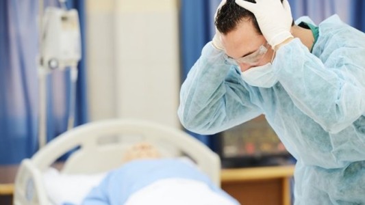 Aunque usted no lo crea: un cordobés debía ser operado de la cadera pero le pusieron una prótesis en la rodilla