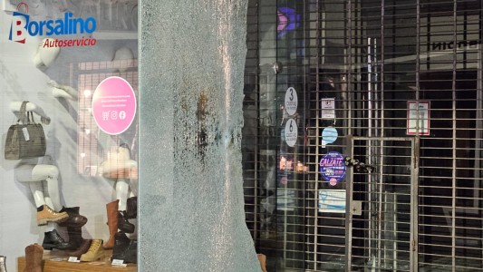 Rompieron una vidriera y robaron un local céntrico