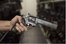 Alcoholizado ingresó a vivienda de la expareja y con un revólver quiso jugar con sus hijos