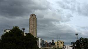 La ciudad amaneció con el cielo parcialmente nublado