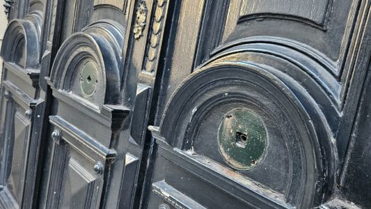 Se robaron los picaportes de ingreso del teatro El Círculo