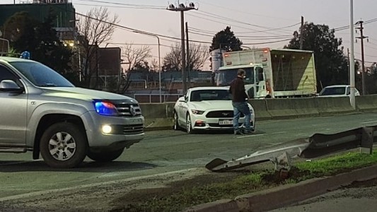 Pisteaba como un campeón y chocó su Mustang de $50 millones contra guardarrail en San Lorenzo