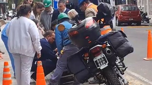 El casco le salvó la vida a motociclista que golpeó la cabeza contra un caño