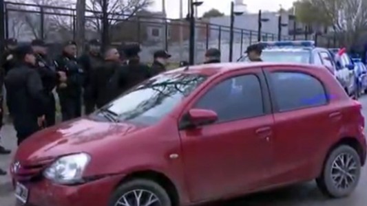 Robaron un auto en Baigorria, huyeron y lo chocaron en Rosario