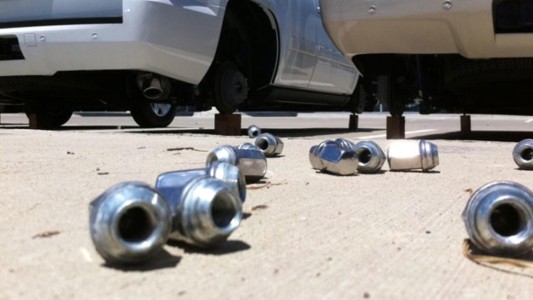 Con las manos en la masa: filmaron a dos delincuentes robando las ruedas de un auto