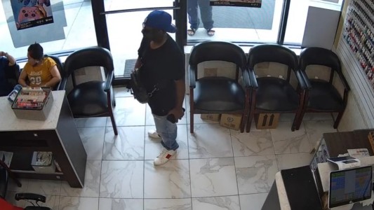 Insólito video: entró a robar a un salón de belleza pero fue ignorado por todos y se fue con las manos vacías