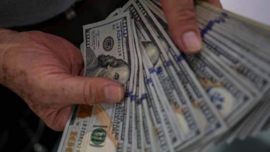 Sigue la escalada del dólar blue: acumula una suba de $24 en la semana