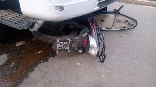 Graves lesiones para motociclista que fue chocado por camión hormigonero