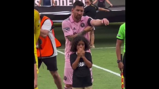 Video: el tierno gesto de Lionel Messi con el nene que entró a la cancha con él