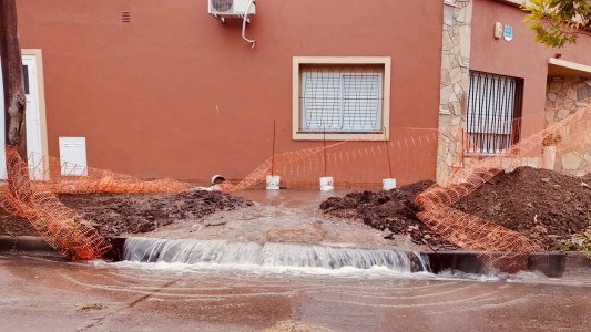 Como en las cataratas: se rompió un caño y el agua fluye en cascada