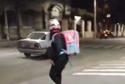 Video: los ocupantes de un auto discutieron con un cadete, se trompearon y terminaron todos detenidos