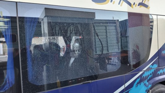 Apedrearon a un micro de larga distancia en el ingreso a Rosario