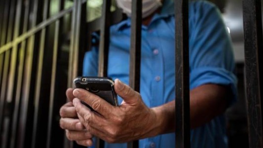 Detuvieron a la novia de un preso que extorsionaba desde la cárcel