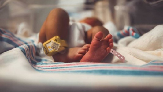 Insólito: una pareja vendió a su bebé para comprarse el iPhone 14