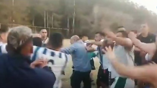 Video: colectiveros terminaron a las trompadas en un picadito