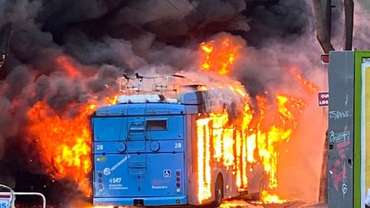 Conmoción por impactante incendio de un colectivo en el centro rosarino