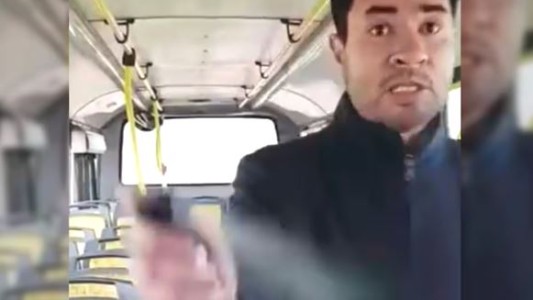 Video: un colectivero intentó detener una pelea y le arrojaron gas pimienta
