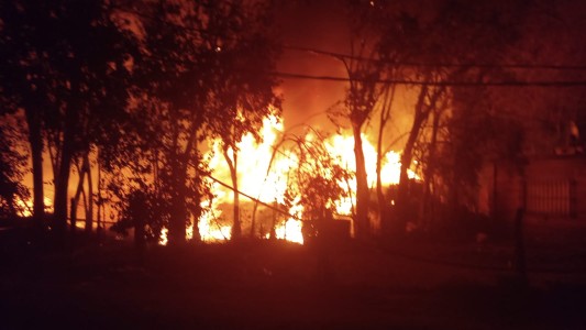 Se incendió una chatarrería en zona norte