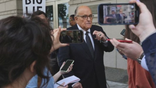 Causa contra Donald Trump: se entregó Rudy Giuliani