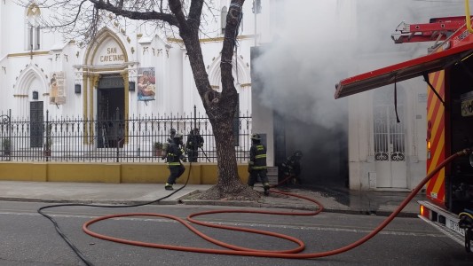Se incendió un vehículo en el estacionamiento de la Iglesia San Cayetano