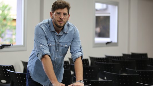 "Fecomagnetoterapia": Creó una "terapia" con caca como experimento social