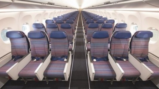 Polémica: una aerolínea le pide a los pasajeros que se pesen antes de embarcar