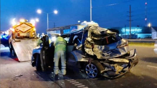 Un camión impactó fuertemente contra una camioneta en Circunvalación