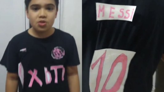 Se las ingenió para alentar a Lionel Messi: "Como no tengo tu camiseta, me la hice"
