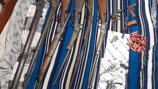 Detuvieron a un hombre por violencia de género y le descubrieron un arsenal de armas en Capitán Bermúdez