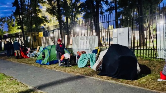 Miles de personas esperan por la sanadora Leda, en la ex Rural