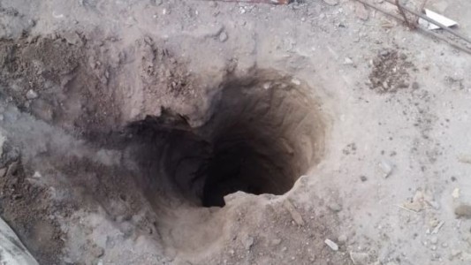 Rescatan sano y salvo a un niño de 3 años que cayó en pozo ciego en una vivienda de Bahía Blanca