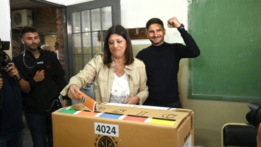 Clara García besó la boleta y le dedicó su voto a Miguel Lifschitz