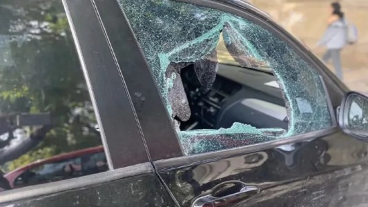 Con las manos en la masa: detuvieron a dos delincuentes mientras robaban un auto