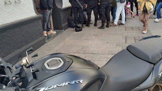 Evadía un control, atropelló a un peatón y siguió hasta chocar con un auto de la policía que lo detuvo