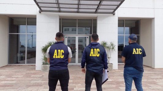 Santa Fe: allanaron un departamento en el puerto y secuestraron millones de pesos y miles de dólares