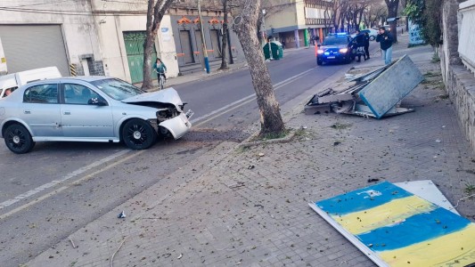 Impactante: chocó su auto contra un gabinete de la EPE y terminó herido